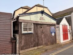Pondok kayu kecil di tepi pantai yang tidak lebih besar dari satu kamar tidur dijual seharga ₤ 175 000