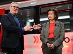 ‘Anda harus tetap berpegang pada hal ini’: Pemimpin Partai Buruh Welsh menegaskan kembali dukungan untuk Pemerintahan Starmer – setelah sekutunya mengatakan bahwa dia ‘terlalu sibuk’ minggu lalu untuk segera mendukung PM yang diperangi