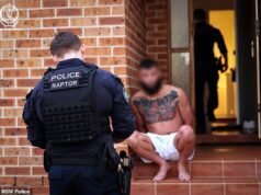 Pria asal Sydney didakwa melakukan pelanggaran terorisme menyusul temuan mengganggu di halte lalu lintas