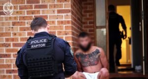 Pria asal Sydney didakwa melakukan pelanggaran terorisme menyusul temuan mengganggu di halte lalu lintas