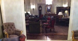 Andrew Mountbatten-Windsor yang malu bermain dengan bola yang sangat kasar dan balita misterius di foto baru