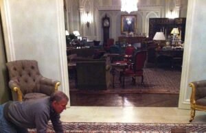 Andrew Mountbatten-Windsor yang malu bermain dengan bola yang sangat kasar dan balita misterius di foto baru