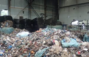 Bos perusahaan yang membuang 4 000 ton limbah ilegal di peternakan, di rumah bangsawan dan cagar alam di 16 lokasi di seluruh Inggris diperintahkan untuk membayar ₤ 1, 4 juta