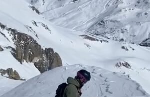 ‘Keajaiban’ di Pegunungan Alpen: Momen Pemain ski asal Inggris, 23, tersapu longsoran salju setinggi 1 300 kaki sebelum teman-temannya menggali salju setinggi 7 kaki untuk menyelamatkan nyawanya dengan waktu luang beberapa menit di dekat resor pegunungan tertinggi di Prancis