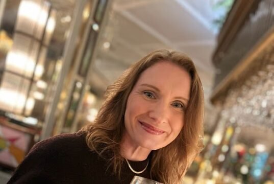 Penyelidikan pembunuhan setelah ibu dua anak yang ‘baik hati, tidak mementingkan diri sendiri dan setia’, 47 tahun, meninggal seminggu setelah diserang di rumah desanya