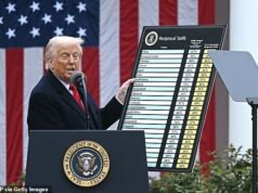 Trump memperingatkan negara-negara lain bahwa mereka ‘tidak akan bertahan lama’ ketika ia mengenakan tarif global sebesar 10 persen pada mitra dagang AS setelah hakim memutuskan bahwa rezim tarif aslinya melanggar hukum.