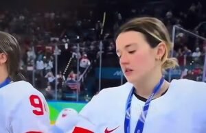 Pemain hoki wanita Kanada menjadi viral karena reaksi lucu terhadap boneka mainan di upacara medali Olimpiade