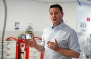 Wes Streeting menghentikan uji coba penghambat pubertas yang kontroversial karena masalah keamanan