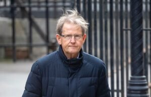 Mantan eksekutif surat kabar dituduh meminta penyelidik swasta untuk meretas tuduhan merek ponsel ‘sebuah kebohongan’