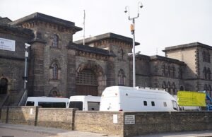 Para tahanan diberikan jam alarm system agar mereka dapat dibangunkan dengan lembut setiap pagi– dibandingkan dibangunkan oleh petugas yang membanting pintu sel.