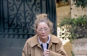 Janda Eric Dane yang berduka, Rebecca Gayheart, terlihat untuk pertama kalinya sejak kematian aktor tersebut saat temannya meluncurkan GoFundMe senilai $ 250 k untuk menghidupi kedua putri pasangan tersebut