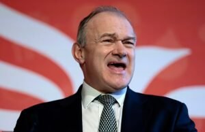 Ed Davey mengecam Nigel Farage dengan mengatakan Reformasi ‘memiliki kekaguman yang sama dengan Trump terhadap Putin’ ketika pemimpin Lib Dem berupaya untuk menghidupkan partainya
