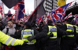 Polisi menangkap 11 orang saat kekerasan pecah antara kelompok sayap kanan Britain First dan demonstran tandingan