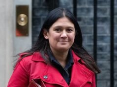 Grup penerbitan Jerman yang mendukung persatuan Eropa meluncurkan tawaran untuk membeli The Telegraph