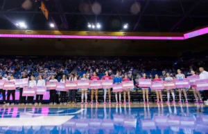 Gambar TST: UCLA mengalahkan Indiana, 92 – 48, di Pauley Structure