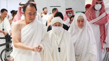 1771172071_6990abbc387b6-megawati-soekarnoputri-dan-keluarga-tunaikan-ibadah-umrah_gemini_375_211.jpg