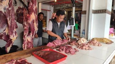 1771424081_64101034739cb-pedagang-daging-sapi-di-pasar_375_211.jpg