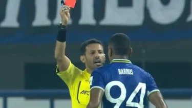 1771490423_69964ac2bc9a1-momen-wasit-majed-al-shamrani-memberi-uilliam-barros-kartu-merah_gemini_375_211.jpg