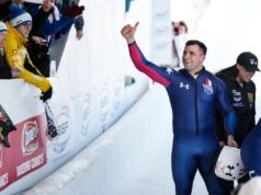 Pembawa bendera Olimpiade AS adalah peraih medali emas speedskater Jackson dan bobsledder Del Duca