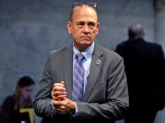 Indiana terpecah belah karena undang-undang yang mewajibkan sekolah untuk mempromosikan pernikahan sebelum memiliki anak