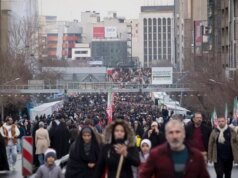 Beberapa warga Iran mendukung rezim tersebut, namun kemarahan publik semakin besar setelah tindakan keras protes