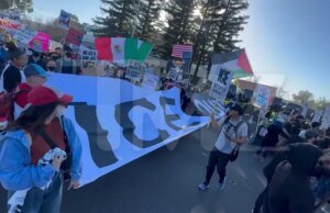 Para Pengunjuk rasa Berkumpul di Luar Super Dish LX untuk Memprotes ICE