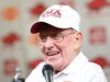 Lou Holtz, dalam perawatan rumah sakit, masih ‘berjuang’