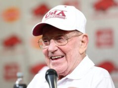 Lou Holtz, dalam perawatan rumah sakit, masih ‘berjuang’