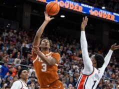 Texas mengendarai pukulan panas Dailyn Swain ke pertarungan Carolina Selatan