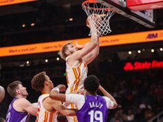 Jock Landale, dalam debut dengan tim baru, membantu Hawks mengalahkan Jazz