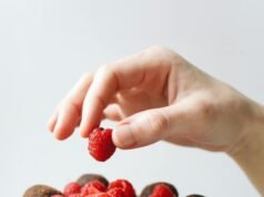Kue coklat lembab dengan buah beri merah: resep excellent untuk Hari Valentine