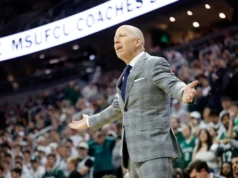 Plaschke: UCLA harus mengeluarkan Mick Cronin jika dia tidak bisa menghormati pemainnya