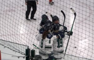 Hoki wanita Mercyhurst merayakan hari elderly dengan penuh gaya dengan kemenangan dominan atas Syracuse