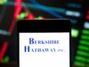 Berkshire Memotong Saham Amazon, Bertaruh di New York Times