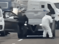 Geng momen yang menyamar sebagai polisi meledakkan mobil van tunai di jalan raya Italia