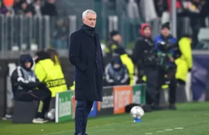 Pelatih SL Benfica Jose Mourinho mengunjungi rumah sakit sebelum pertandingan Real Madrid