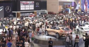 Dikejar Polisi, Maling Mobil Ini Sempat-sempatnya Isi Bensin