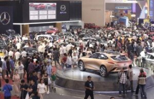 Dikejar Polisi, Maling Mobil Ini Sempat-sempatnya Isi Bensin