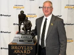 Koordinator pertahanan Zeeland West Gregg Hoogland mendapat penghargaan Broyles Honor