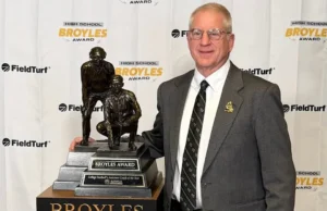 Koordinator pertahanan Zeeland West Gregg Hoogland mendapat penghargaan Broyles Honor