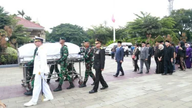 6989c46d9af45-menlu-sugiono-memimpin-upacara-pemakaman-dubes-ri-untuk-filipina-agus-widjojo-di-tmp-k.webp