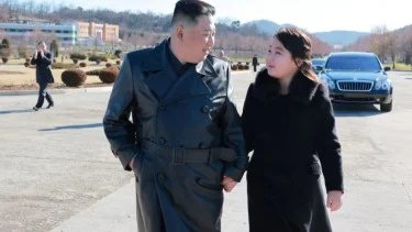 6991f82a12dd8-kim-jong-un-kiri-dan-putrinya-kim-ju-ae-kanan_gemini_375_211.jpg