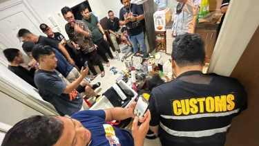 69949b6754ac0-bea-cukai-dan-bareskrim-polri-menggerebek-laboratorium-sabu-di-jakarta-utara_gemini_37.webp
