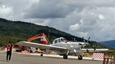 6996ca38aaffd-pesawat-pengangkut-bbm-di-bandar-udara-yuvai-semaring-krayan_gemini_375_211.jpg