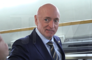 Legislator Mark Kelly Menjelaskan Apa Yang Terjadi Saat Anda Kentut di Pakaian Luar Angkasa