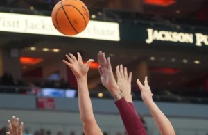 Bola basket wanita Louisville yang digawangi oleh Laura Ziegler dalam kemenangan atas Florida State