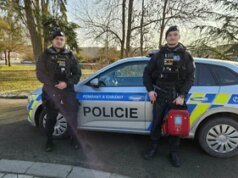 Filip dan Standa membantu seorang pengendara sepeda motor setelah kecelakaan: Mereka adalah tuan-tuan di jalan raya