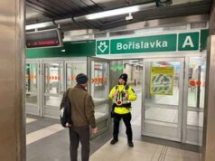 “Orang Ukraina sialan,” dia memulai dari senior bersama cucunya. Sopir trem Praha mendengar putusan tersebut