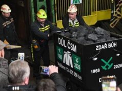 Ya Tuhan, ini sudah berakhir! Para penambang menahan air mata saat melihat truk batu bara hitam terakhir dalam sejarah Ceko