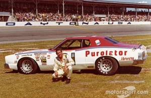 50 tahun kemudian: kemenangan luar biasa David Pearson di Daytona 500 dengan kecepatan 20 mph